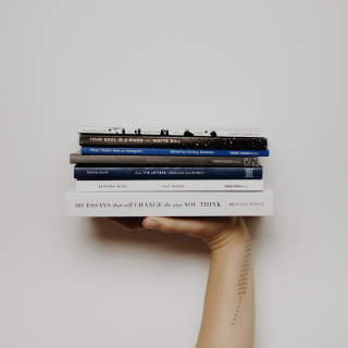 изображение руки, держащей книги